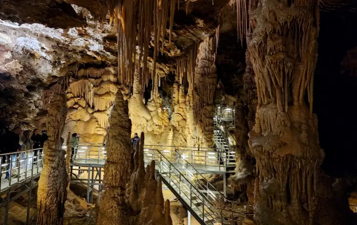 Karaca Mağarası içi; sarkıt, dikit ve traverten oluşumlarının görüldüğü yürüyüş platformu.